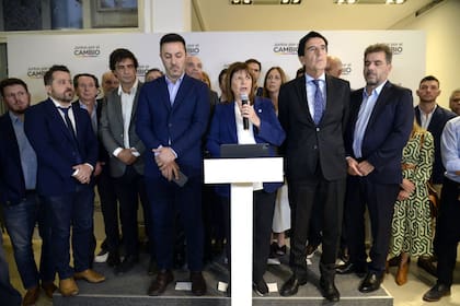 Patricia Bullrich junto a Carlos Melconian y dirigentes de JxC durante la conferencia que se organizó para hablar de la crisis económica
