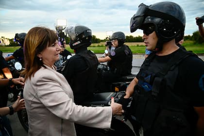 Patricia Bullrich junto a efectivos de Gendarmería y Prefectura