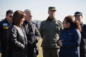 Patricia Bullrich junto a la jueza Cristina Pozzer Penzo en un rastrillaje cerca de la casa de la abuela de Loan