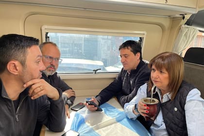 Patricia Bullrich junto a Luis Petri, su compañero de fórmula; Diego Valenzuela, intendente de Tres de Febrero, y Maximiliano Abad, presidente de la UCR bonaerense