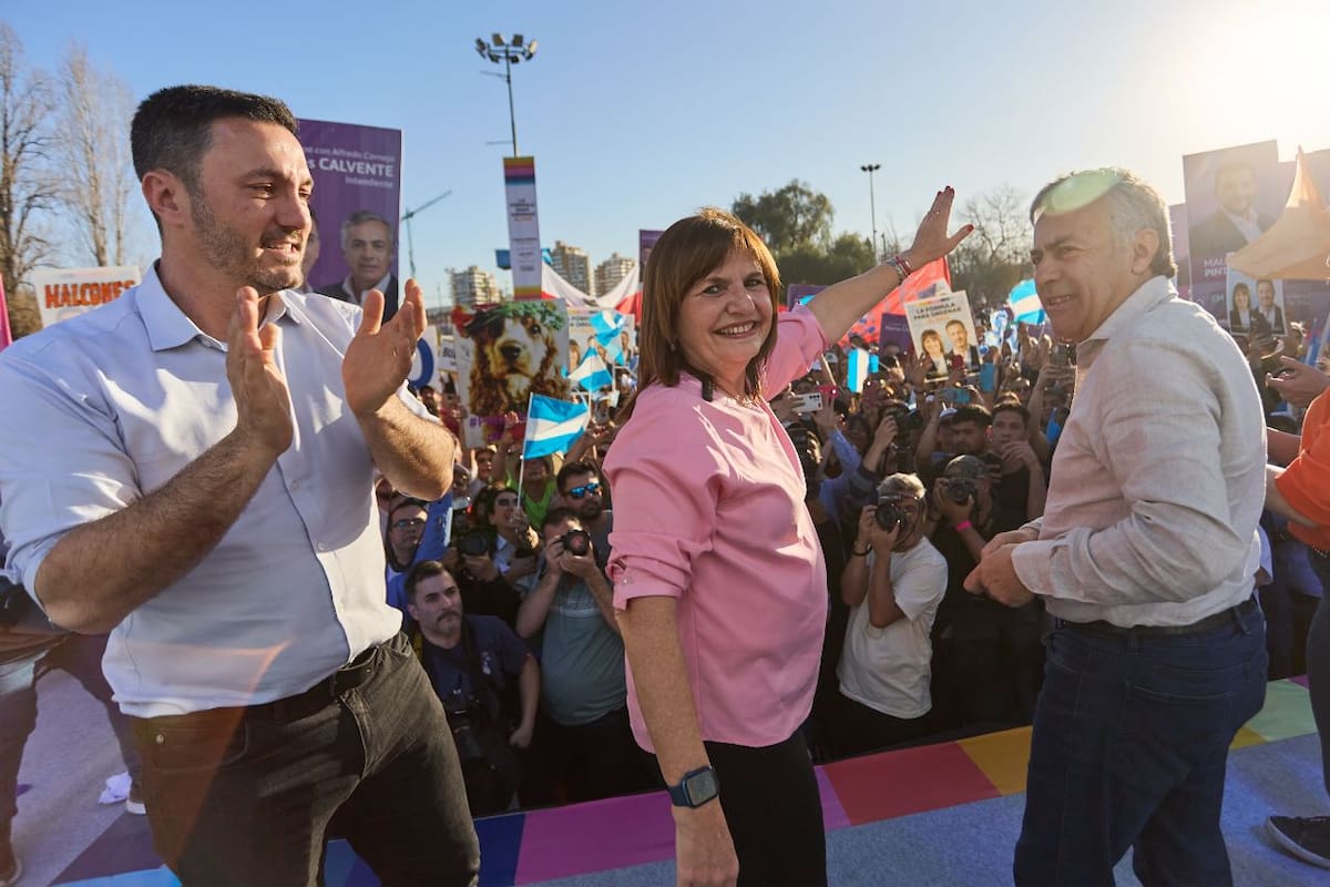 Patricia Bullrich, junto a Luis Petri y Alfredo Cornejo, en el acto con la militancia en Godoy Cruz, Mendoza.