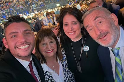 Patricia Bullrich junto a su esposo, Guillermo Yanco, y los diputados nacionales Damián Arabia y Sabrina Ajmechet.
