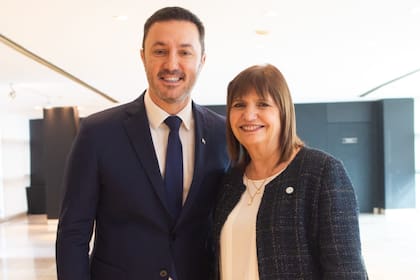 Patricia Bullrich, junto a su precandidato a vice, Luis Petri