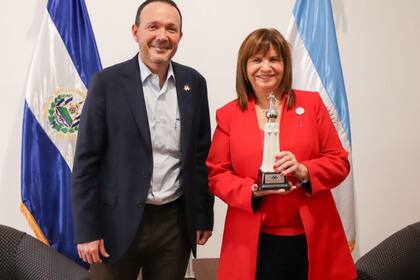 Patricia Bullrich junto al ministro de Justicia y Seguridad de El Salvador, Gustavo Villatoro