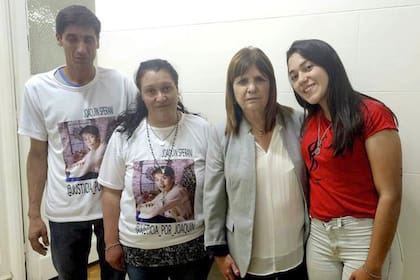 Patricia Bullrich junto al padre y la madre de Joaquín Sperani, el adolescente de 14 años que fue brutalmente asesinado por compañero de clase