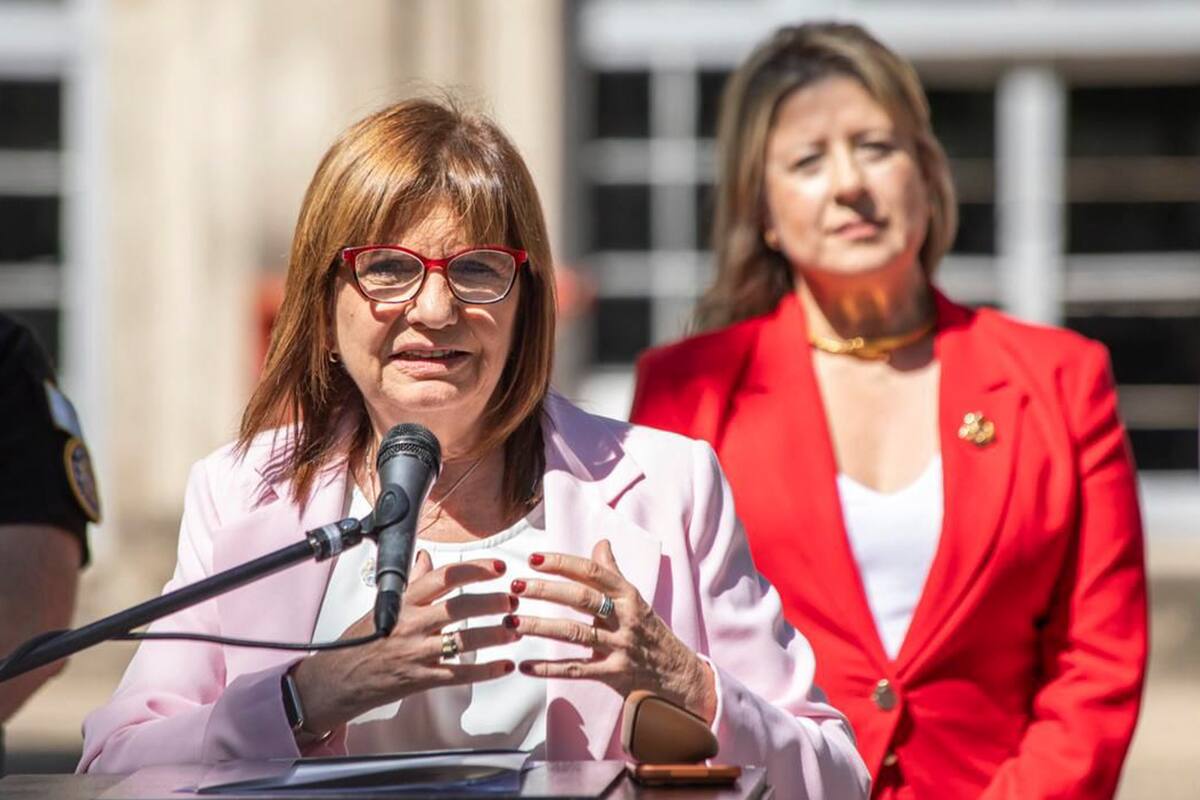 Patricia Bullrich observó la jura de su sucesora desde el escenario previo a asumir su banca en el Senado