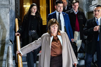 Patricia Bullrich saliendo del Senado