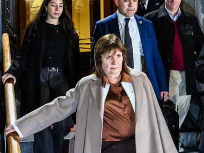 Patricia Bullrich saliendo del Senado