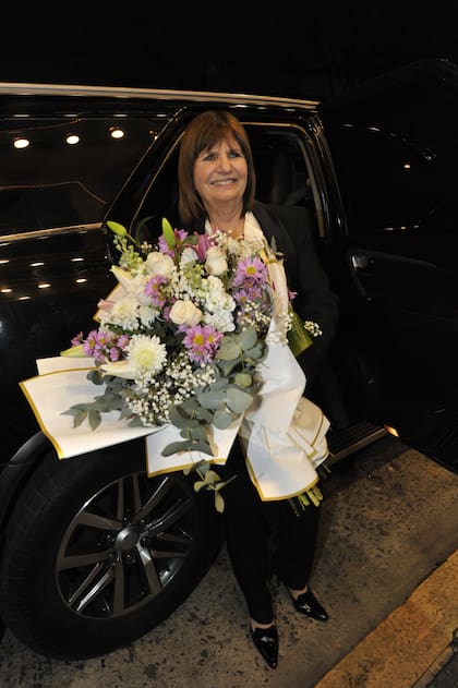 Patricia Bullrich se retiró del lugar con un gran ramo de flores que le entregaron durante el show en agradecimiento por su presencia. La legisladora devolvió el gesto con una publicación en su cuenta de Instagram, donde compartió dos fotos de la velada y un pícaro comentario: "Hoy no soy modelo", escribió debajo de la postal con el diseñador