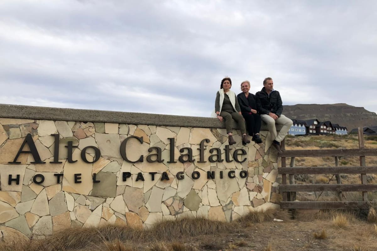 Patricia Bullrich, Silvana Giudici y Álvaro de Lamadrid, en el ingreso del hotel Alto Calafate de la familia Kirchner