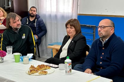 Patricia Bullrich y el padre "Pepe" Di Paola, en la parroquia de la Villa Rodrigo Bueno