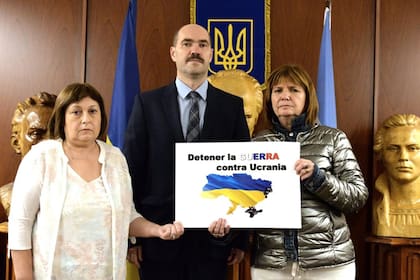 Patricia Bullrich y Graciela Ocaña junto a Sergiy Nebrat, encargado de negocios de Ucrania