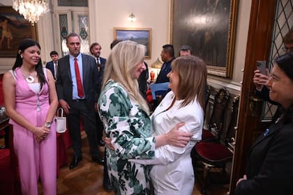 Patricia Bullrich y Karina Milei, abrazadas en el Congreso