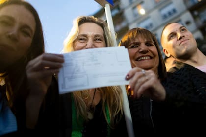 Patricia Bullrich y Karina Milei, después de firmar su afiliación a La Libertad Avanza