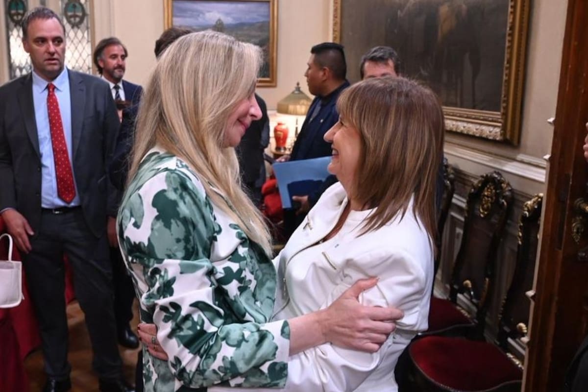 Patricia Bullrich y Karina Milei se diferencian sobre cómo abordar la negociación de la reforma política; en la imagen, atrás, Manuel Adorni
