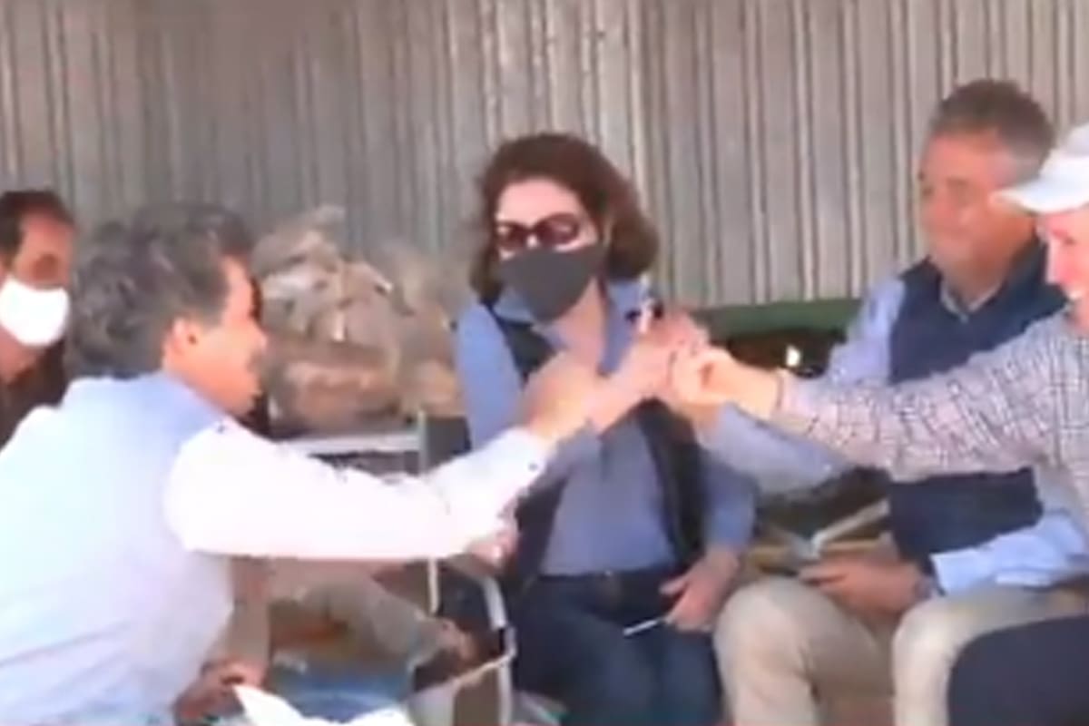 Patricia Bullrich y los hermanos Juan Diego y Luis Miguel Etchevehere siguieron el fallo sobre el conflicto de la toma de tierra del campo de Entre Ríos a través de un celular