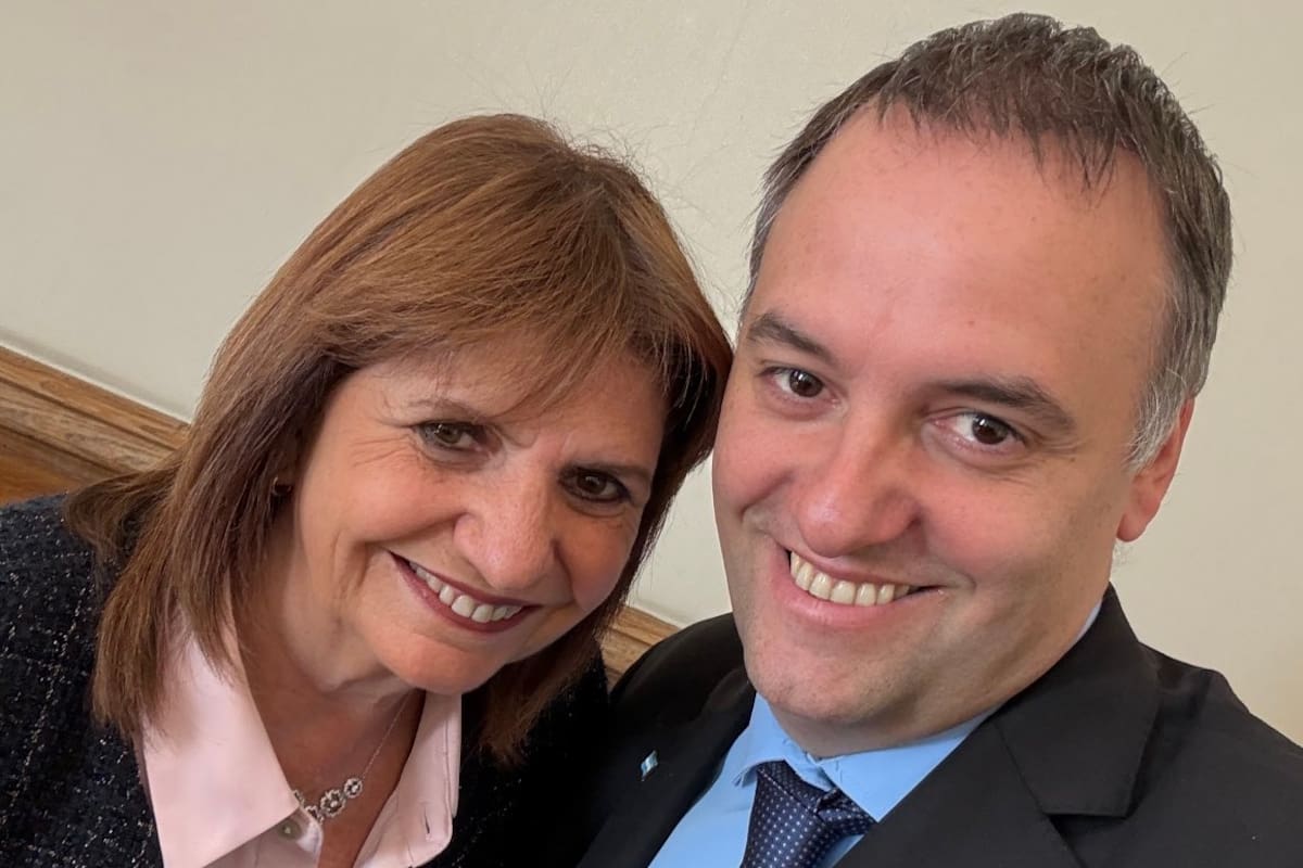 Patricia Bullrich y Manuel Adorni, hoy, antes de otro anuncio de gestión que busca capitalizar para la campaña porteña