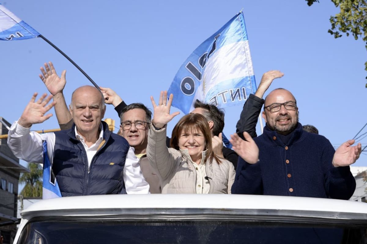 Patricia Bullrich y Néstor Grindetti junto a Eduardo "Lalo" Creus, el candidato a intendente de La Matanza, durante una recorrida por el conurbano bonaerense