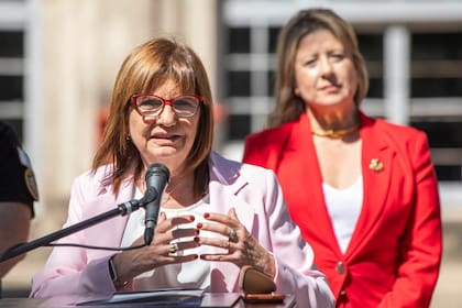 Patricia Bullrich y su sucesora designada, Alejandra Monteoliva