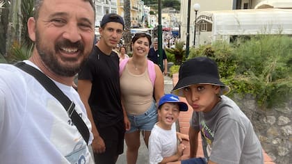 Patricia Carabajal junto a su marido y sus tres hijos.