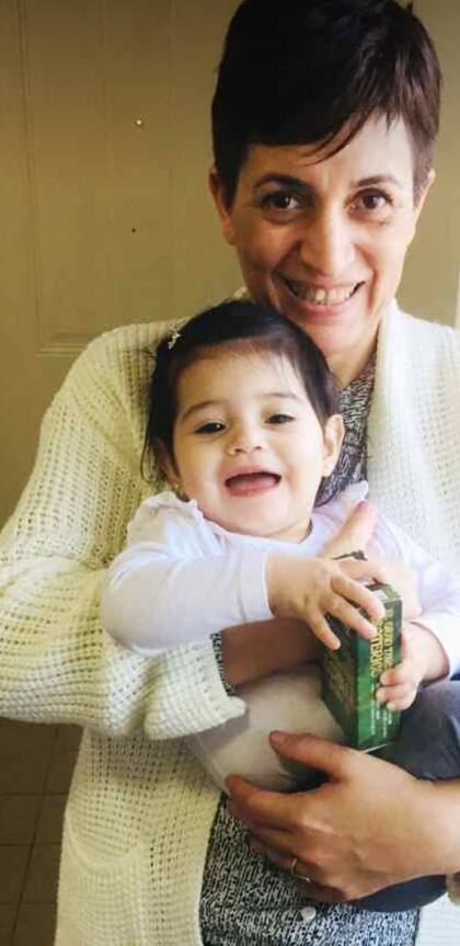Patricia con una de sus hijas.