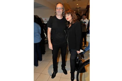 Patricia Echegoyen junto a su marido, Rodriga Pardo del Río, a punto de entrar a la sala