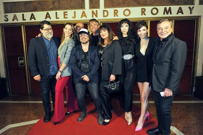 Patricia Etchegoyen obtuvo un premio ACE por su trabajo en la obra Inmaduros; aquí con el elenco y productores de la obra