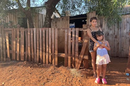 Patricia Falcón vive en una casilla en un barrio de Gobernador Virasoro, en Corrientes, junto a sus hermanos, sus dos hijos y sus sobrinos