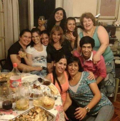 Patricia Garcete (de remera blanca) junto a un grupo de compañeras de trabajo