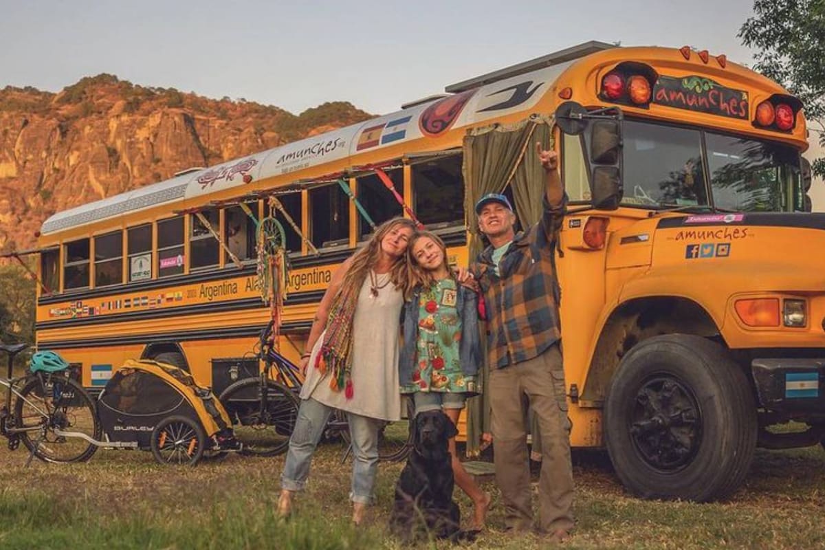 Patricia, Inti y Germán viajan por América con su "casa nómade", un autobús escolar remodelado para convertirse en un hogar rodante