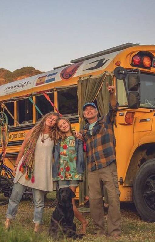 Patricia, Inti y Germán viajan por América con su "casa nómade", un autobús escolar remodelado para convertirse en un hogar rodante