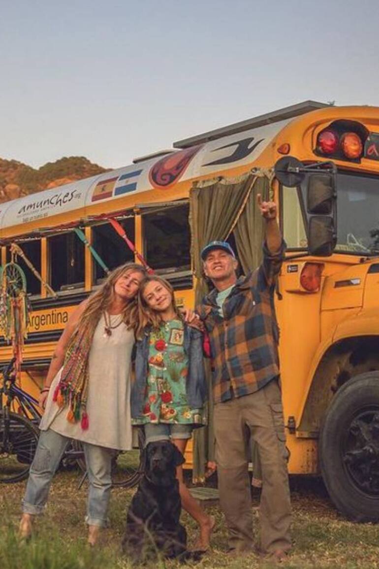 Patricia, Inti y Germán viajan por América con su "casa nómade", un autobús escolar remodelado para convertirse en un hogar rodante