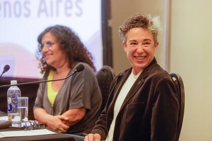 Patricia Kolesnicov y Gabriela Cabezón Cámara en la apertura del ciclo Diálogo de Escritoras y Escritores de Argentina
