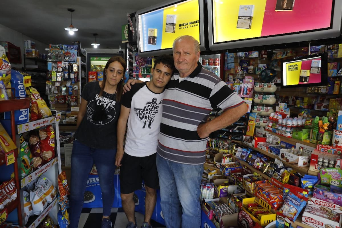 Patricia, la esposa del asesinado Roberto Sabo; Nicolás, el hijo de la víctima, y Pedro, su abuelo; la familia abrió nuevamente el kiosco en Ramos Mejía
