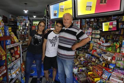 Patricia, la esposa del asesinado Roberto Sabo; Nicolás, el hijo de la víctima, y Pedro, su abuelo; la familia abrió nuevamente el kiosco en Ramos Mejía