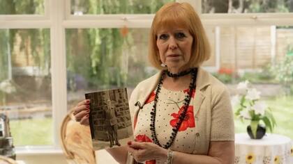 Patricia McLure, una de las pocas parientes cercanas de Anthony Littler, que aún viven, sostiene una fotografía de su primo que era "como un hermano mayor"