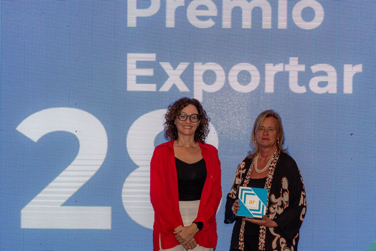 Patricia Ortiz recibiendo el premio "Argentinas al mundo"