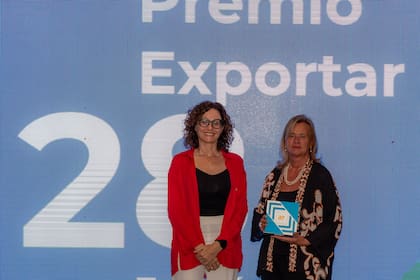 Patricia Ortiz recibiendo el premio "Argentinas al mundo"