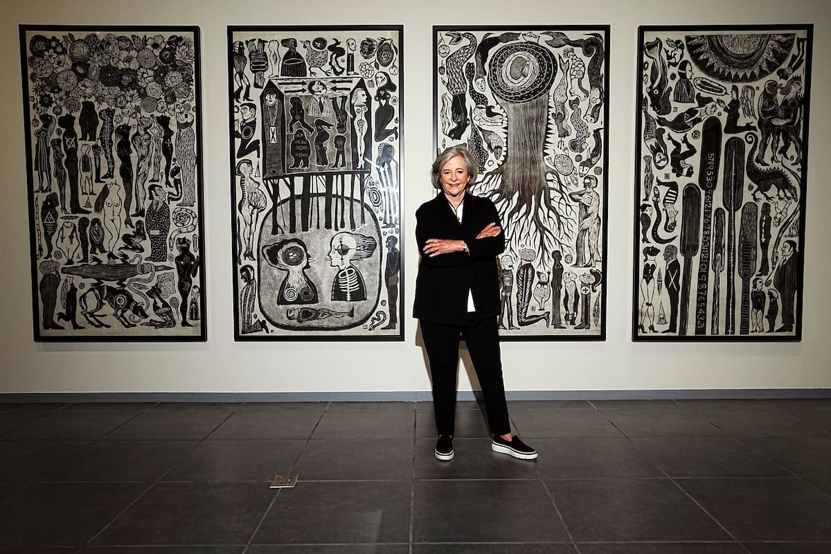 Patricia Phelps de Cisneros con la obra de Jorge Pineda donada al Malba