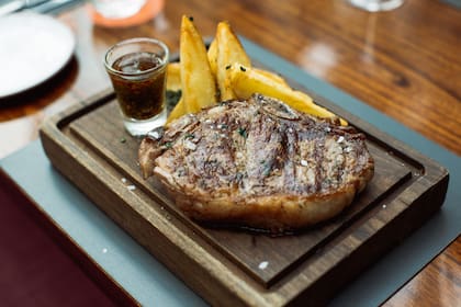Patricia Ramos la chef parrillera, recomienda el asado a la cruz y el ojo de bife de Nuestro Secreto, en Four Seasons Buenos Aires