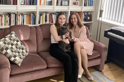 Este tiempo Patricia lo dedicó a retomar piano, leer y escribir. Asimismo, creó un blog de fitness, motivación y superación personal: www.filosofiafit.com. En la foto, junto a Sara y su gato, Buzz.
