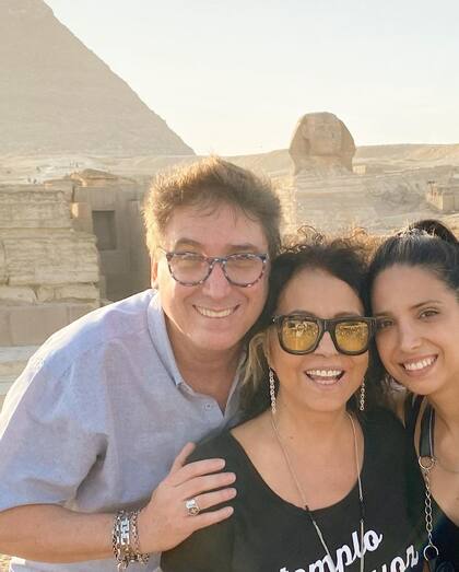 Patricia Sosa y Oscar Mediavilla junto a su hija, Marta, en Egipto