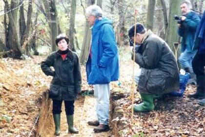 Patricia Wiltshire asesorando a arqueólogos a principios de los 1990