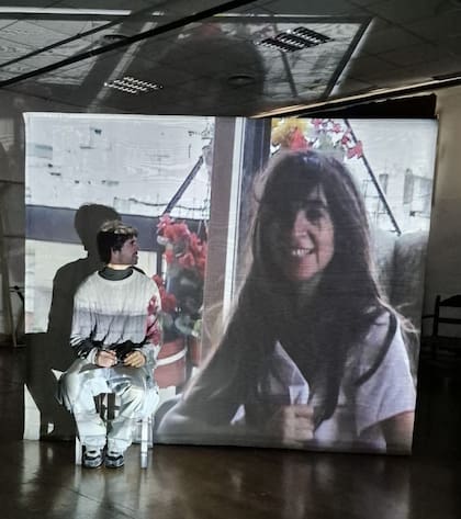 Patricio Abadi en un ensayo de Lenguajes del adiós, con su madre, "Nené", en uno de los viejos videos familiares hallados por el dramaturgo, que dispararon la obra