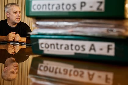 Patricio Baigorrotegui, en su despacho, con las carpetas a revisar luego del traspaso de mando