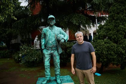 Patricio Baigorrotegui, junto a la estatua de Carlos Griguol en la entrada al club sobre la calle García Lorca