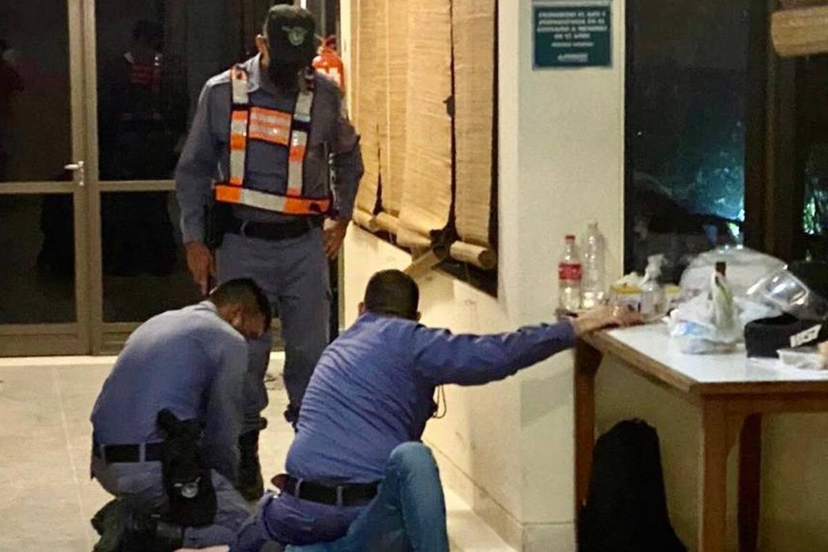 Patricio Evans, maniatado entre tres policías, uno de los cuáles le puso la rodilla en el pecho. Todo comenzó por la prohibición de servir un porrón de cerveza a un huésped del hotel.