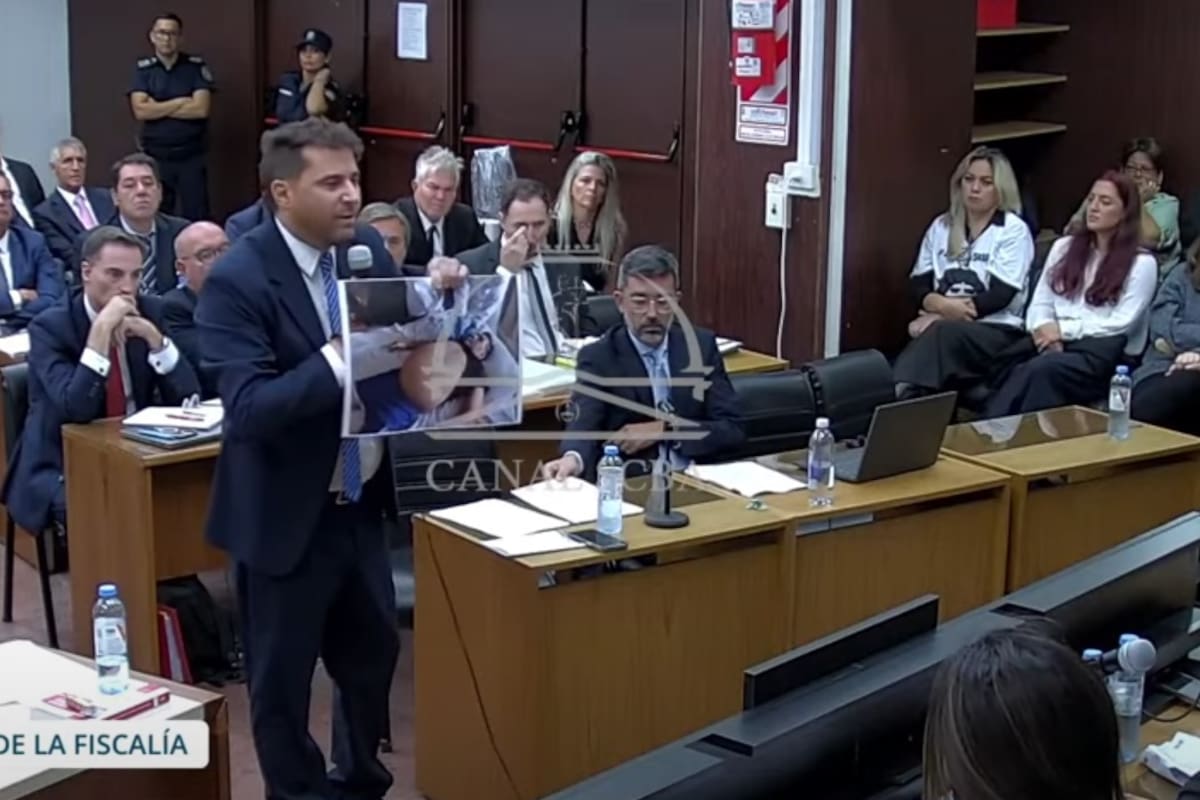 Patricio Ferrari, fiscal general adjunto de San Isidro, muestra la foto de Diego Maradona en el momento de constatación de su muerte, el 25 de noviembre de 2020