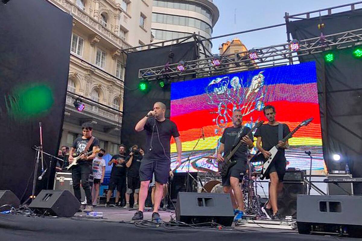 Patricio Fontanet, quien cumplió una condena de siete años de prisión por su responsabilidad en la muerte de 194 de sus seguidores, cantó en un homenaje a las víctimas de Cromañón