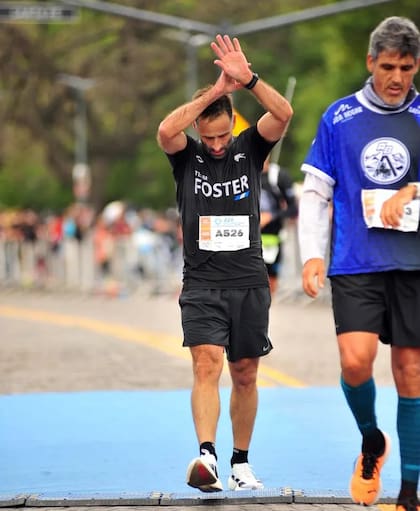 Patricio Foster cuando corrió la maratón en honor a su hermano.